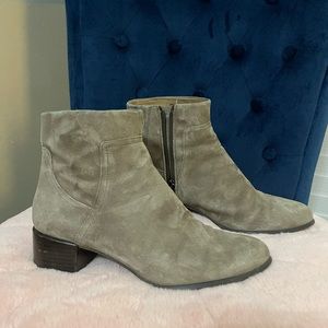 Like new ankle bootie by Vionic.